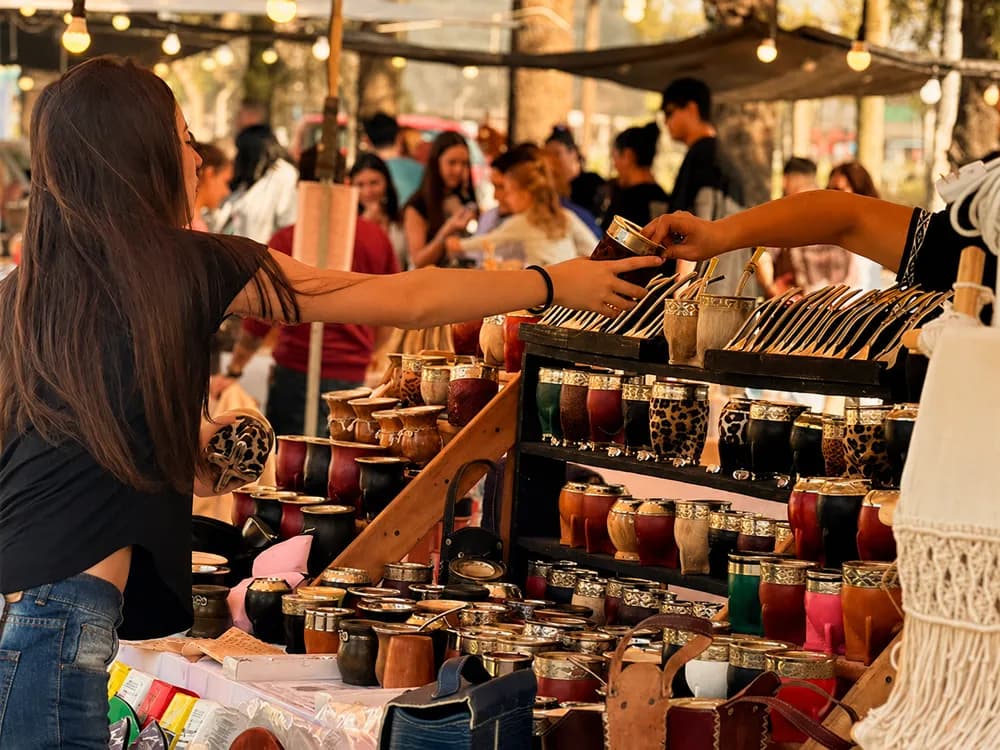 Compra mano a mano entre emprendedor y visitante