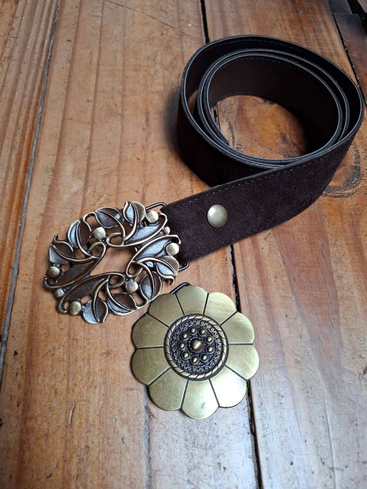 Cinto choco de gamuza con dos hebillas intercambiables