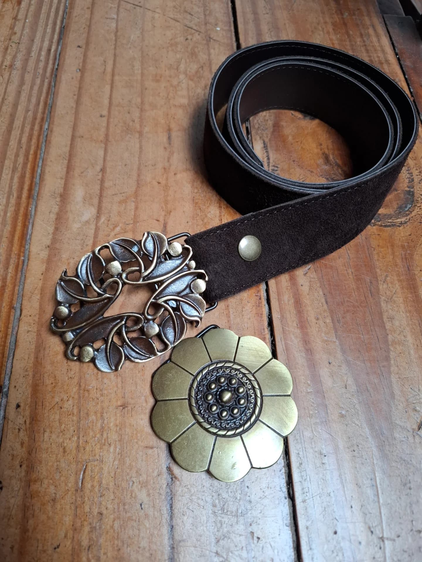 Cinto choco de gamuza con dos hebillas intercambiables
