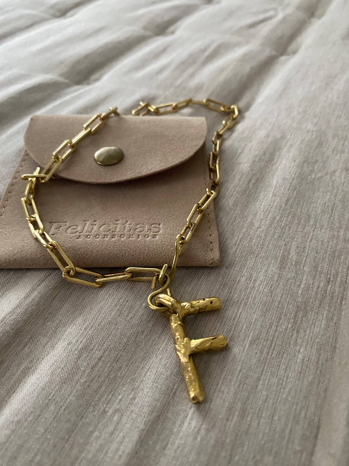 Collar en bronce con inicial