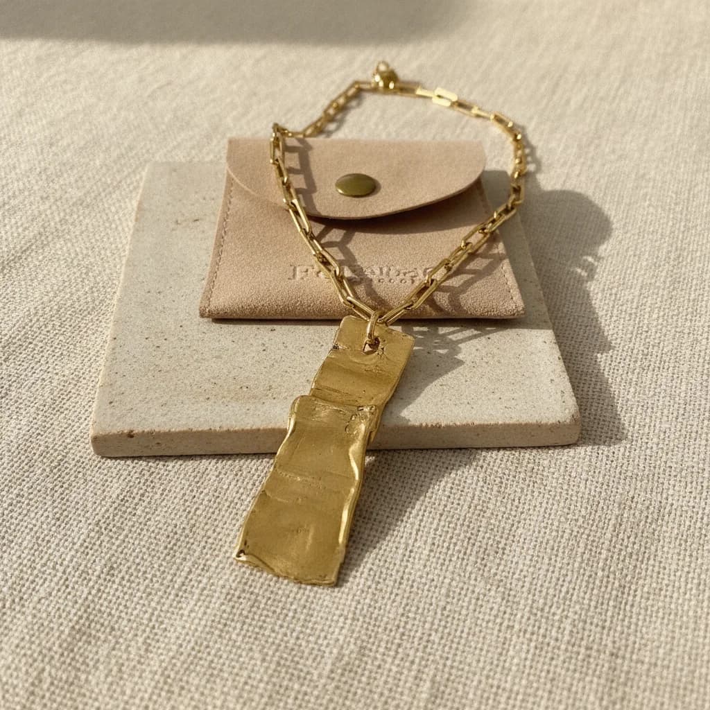 Collar con cadena en bronce y dije hecho a mano